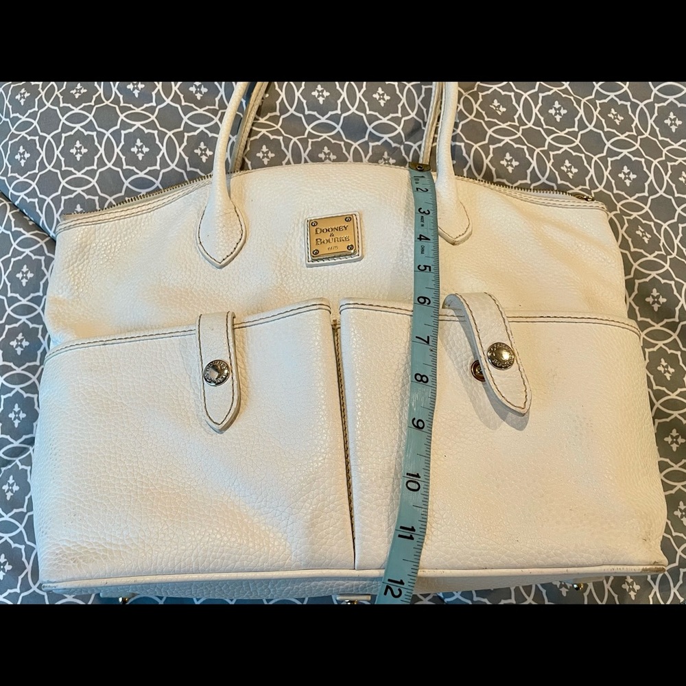 Dooney & Bourke white large shoulder bag. - Picture 7 of 11